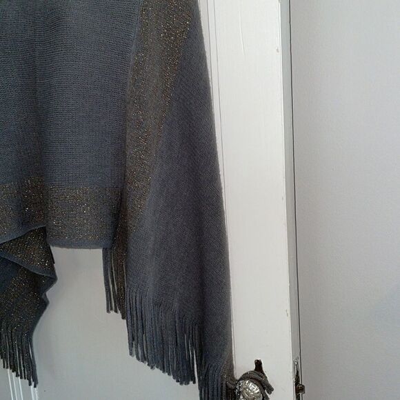 Nwot 2 Chic gray acrylic sweater with metallic gold thread - Picture 3 of 11